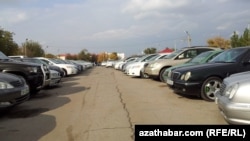 Рынок подержанных автомобилей. Туркменистан (архивное фото) 