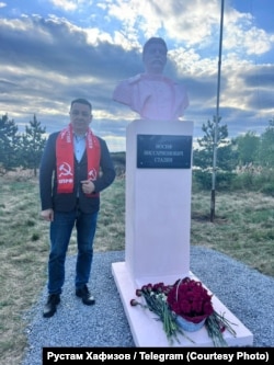 Рустам Хафизов у бюст Иосифа Сталина в селе Амирово, Башкортостан