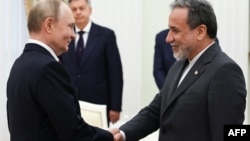 Rusiya prezidenti Vladimir Putin və İranın xarici işlər naziri Abbas Ərağçi Moskvada Kremldə görüş zamanı əl sıxırlar. 23 iyun 2025