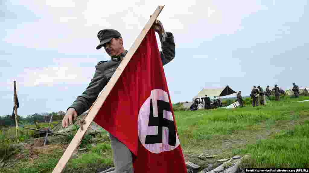 В таборі німецьких військ піднімають прапор