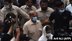 Шахбаз Шаріф (у центрі) є молодшим братом колишнього прем’єр-міністра Наваза Шаріфа, якого усунув від влади Верховний суд у 2017 році через звинувачення в корупції