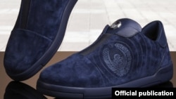Кроссовки Stefano Ricci с гербом Узбекистана (фото с сайта glamourboutique.uz).