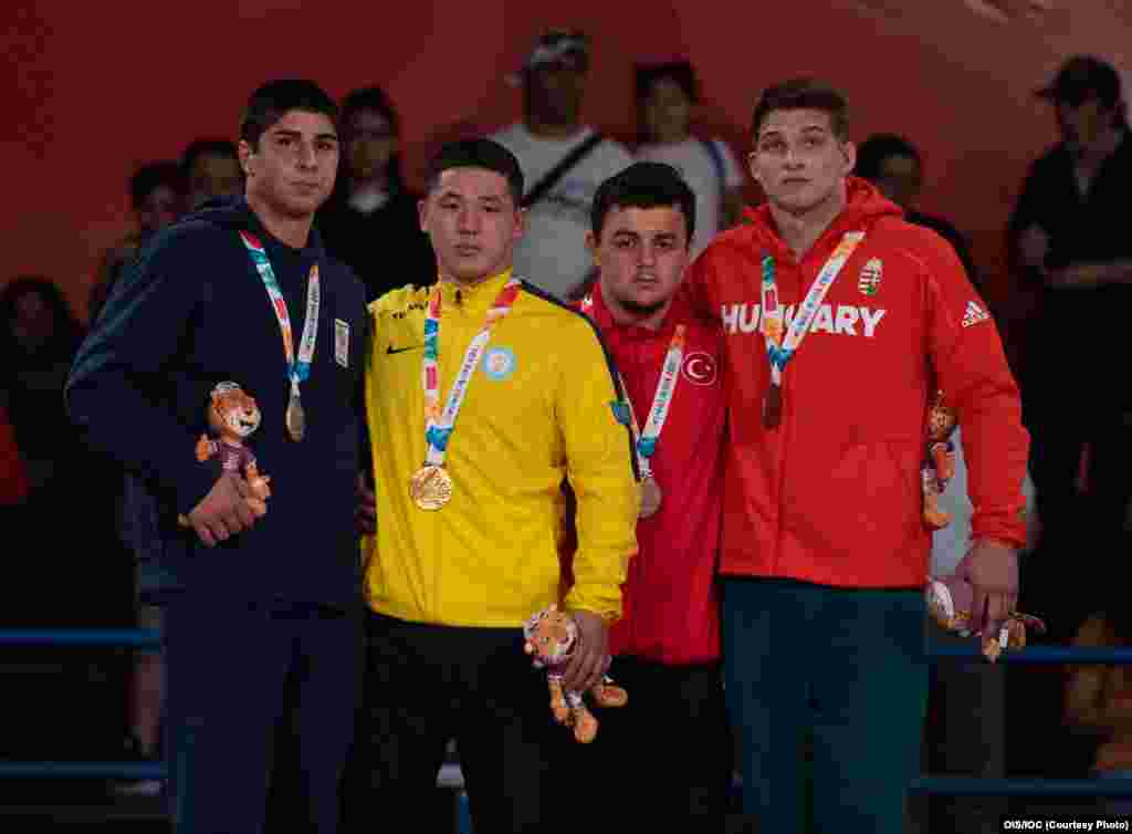 Бекарыс Садуакас на пьедестале юношеской Олимпиады - 2018. В 2017 году он также стал чемпионом на чемпионате Азии среди кадетов (спортсмены до 18 лет) в Бишкеке.&nbsp;&nbsp;