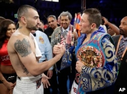 Головкин мен Мартиросян кездесуден кейін қол алысып тұр. 5 мамыр 2018 жыл.