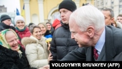 Сенатор Джон Маккейн на київському Майдані, 15 грудня 2013 року