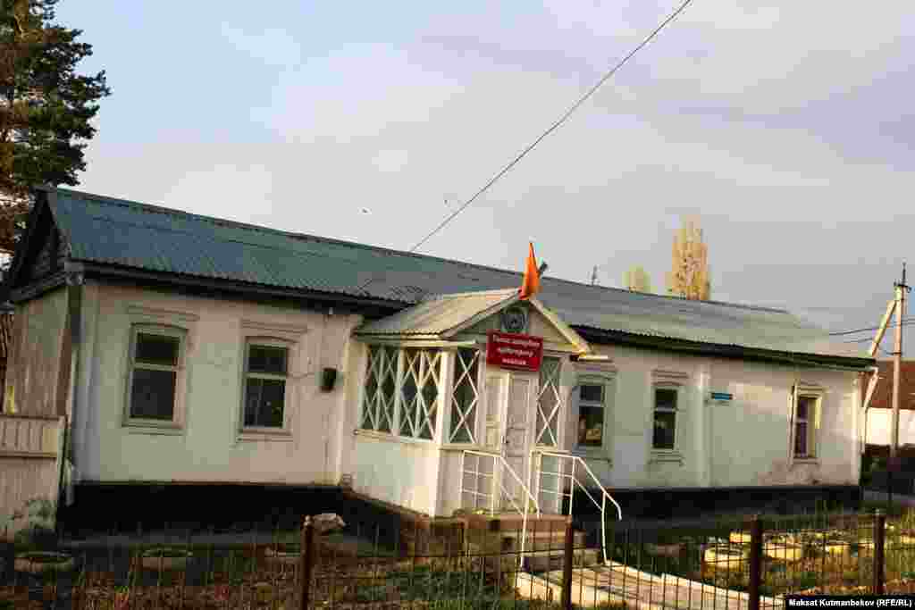 Ал эми бул имарат 1874-1876-жылдары салынган. Аны Украинадан көчүп келген адамдар курган. Бул үйдө алгач жөнөкөй үй-бүлө жашаган. Кийин бул үй кербендер конуп кетчү жайга айланган. Азыр бул имаратта&nbsp;Аксакалдар кеңеши жайгашкан.
