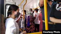 Троллейбустагы жүргүнчүлөр. Ош шаары. 26-май, 2020-жыл.