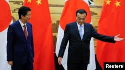 Жапониянын премьер-министри Синдзо Абэ менен кытай өкмөт башчысы Ли Кэцян, Бээжин шаары, 26-октябрь, 2018-жыл.
