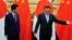 Жапониянын премьер-министри Синдзо Абэ менен кытай өкмөт башчысы Ли Кэцян, Бээжин шаары, 26-октябрь, 2018-жыл.