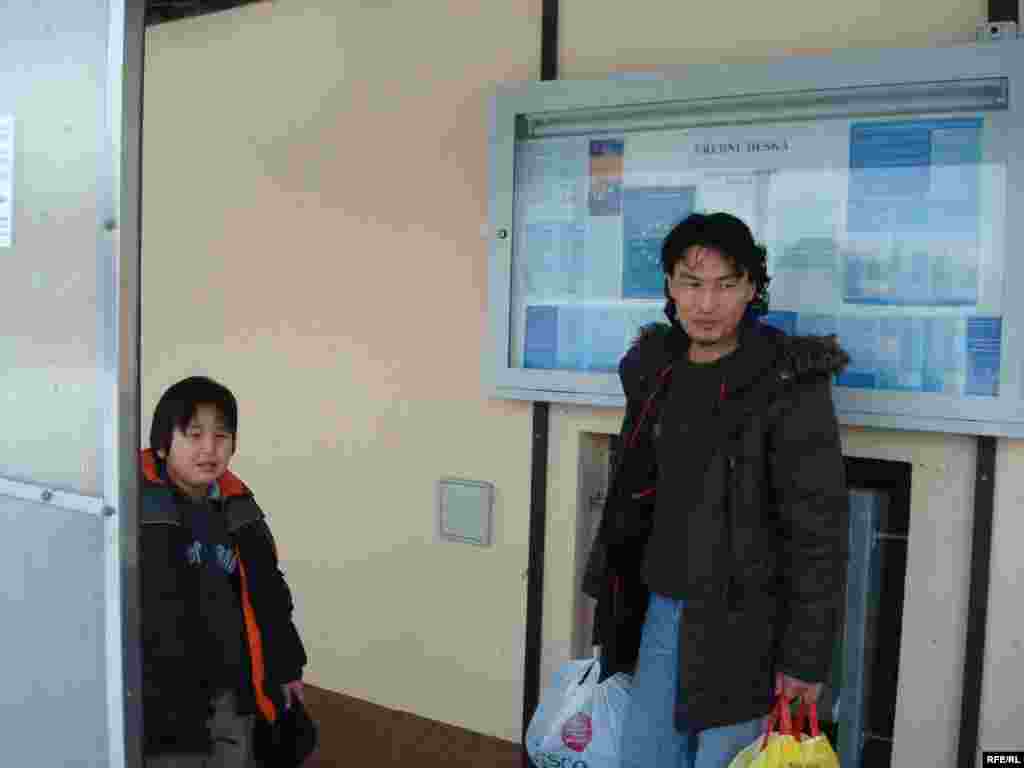 37-летний Самат Нургалиев  и его 11-летний сын Жарылгасын. В этой семье еще 4 человека. Им грозит депортация из Чехии.  - Самат Нургалиев е его сын у входа в чешскую полицию. Вышни Лхоты, 1 февраля 2009 года.