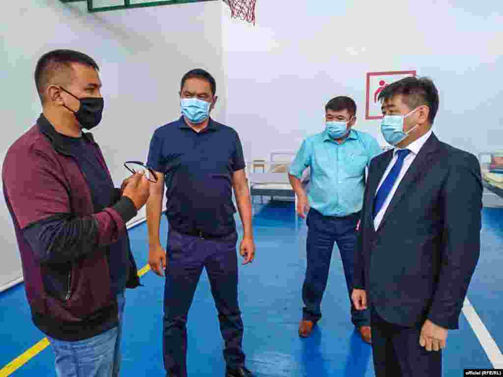 Өкмөттүн Ысык-Көл облусундагы ыйгарым укуктуу өкүлү Акылбек Осмоналиев стационарлардын биринде.