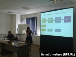 Валихан Разов, глава областного департамента комитета по регулированию естественных монополий и защите конкуренции, и Снежанна Имашева, генеральный директор компании «Батыс Энергоресурсы», на общественных слушаниях. Уральск, 13 августа 2015 года.