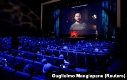 Президент України Володимир Зеленський під час виступу через відеозв’язок на відкритті щорічного Венеційського міжнародного кінофестивалю. Венеція, Італія, 31 серпня 2022 року