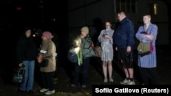 Люди із пошкодженого російським дроном будинку. Харків, 19 листопада 2025 року