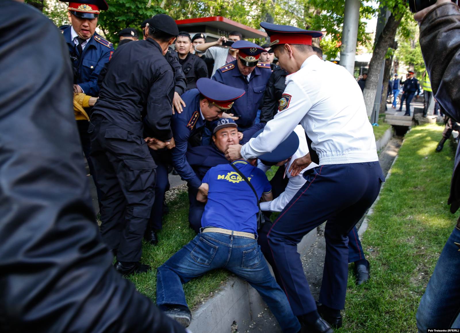 Полиция наразылардың бірін ұстап жатыр. Алматы, 1 мамыр 2019 жыл. 