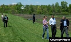 Том Вилсак, Барак Обама и Морган Хениг, владелица фермы органических продуктов, в Маунт-Плизант, Айова.