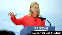 Американский политик Хиллари Клинтон на выступлении перед студентами Fulbright 