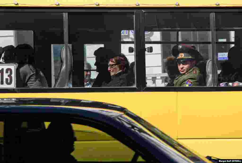 Офицер едет в автобусе в Степанакерте. Военнослужащих не так много в этом регионе, который находится под совместным контролем армии Армении и сил оборонны Нагорного Карабаха. &nbsp;