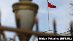 Ак үйдүн үстүндөгү мамлекеттик туу, 4-март, 2013-жыл