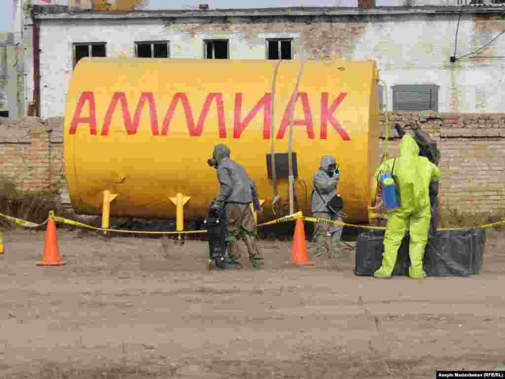 Андан сырткары өндүрүштүк имаратта жарылуу болуп, ал жерден амиак кислотасы агып, аны өзгөчө кырдаалдар кызматкерлери суу чачып өчүрүп, калыбына келтирип, адамдарды уулуу заттардан коргоп жатышты.