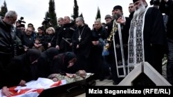 ​​Отец погибшего поблагодарил власти за то, что тело его сына упокоилось именно на братском кладбище в Мухатгверди