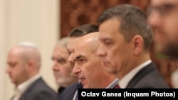 România nu are un guvern stabil și cu puteri depline de aproape șapte săptămâni, iar asta riscă să aducă noi prejudicii țării. Marți, președintele Nicușor Dan ar trebui să meargă la summitul NATO cu miniștrii Apărării și de Externe dar încă nu se știe cine vor fi ei.