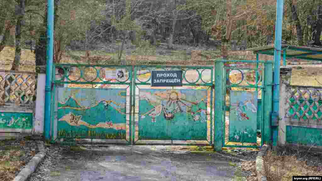 С советского времени в Морозовке действовал пионерский лагерь &laquo;Алсу&raquo;, находящийся в ведении Черноморского флота. Недавно российские власти Севастополя&nbsp;объявили, что его снесут и на его месте построят новый, &laquo;с военно-патриотическим уклоном&raquo;