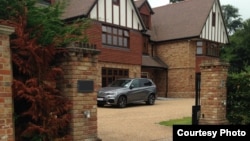 Максим Бакиевдин Британиядагы үйү.  Коррупциялык кирешелерди иликтөөгө адистешкен Global Witness уюму мурдагы президент Курманбек Бакиевдин уулу Максим наркы үч жарым миллион фунт стерлинг турган хан сарайда жашап жатканын аныктаган. 