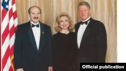 Аляксандар Лукашэнка з прэзыдэнтам ЗША Білам Клінтанам (спраа) і першай лэдзі Гілары Клінтан, Нью-Ёрк, 1995 год.