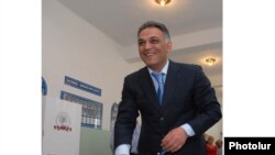 Возглавивший список Республиканской партии Гагик Бегларян голосует на выборах Совета старейшин Еревана. 31 мая 2009 г. 
