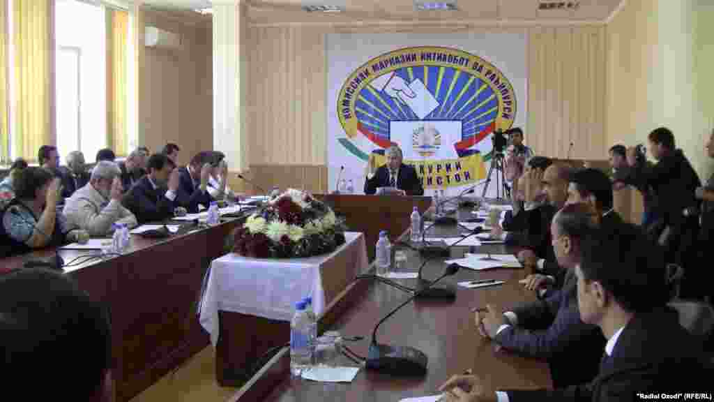 Овоздиҳӣ барои сабтиноми Эмомалӣ Раҳмон ба унвони номзади интихоботӣ дар ҳузури хабарнигорон сурат гирифт 