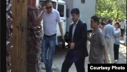 Равшана Сабирова заводят в здание Первомайского районного суда.