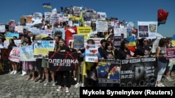 Під час акції родичів та друзів захисників «Азовсталі», які вимагають визнати Росію державою-терористом після вбивства українських військовополонених у в’язниці в Оленівці на окупованій частині Донеччини, Дніпро, 7 серпня 2022 року