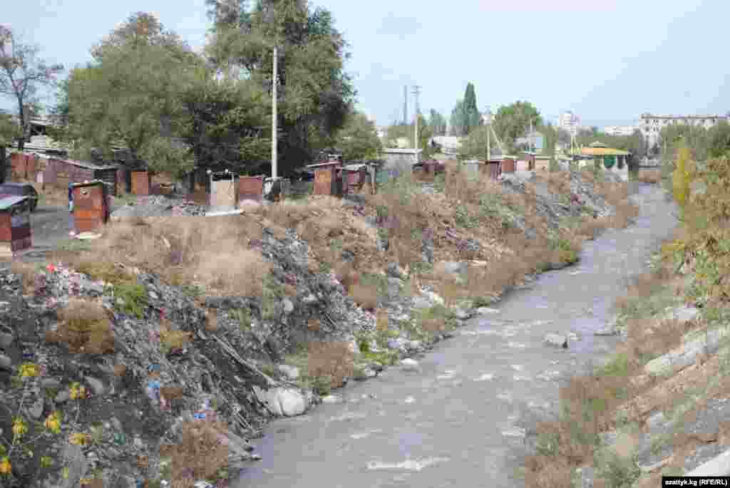 Мындан 1 жыл мурда эле Осмонкул көчөсү менен Аламүдүн дарыясынын ортосунда, Чүй проспекти менен Москва көчөсүнө чейинки аралыкта 86 ажаткана бар болгон.