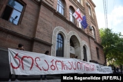 Протестная акция у Министерства иностранных дел – на баннере активистов написано: «Коллаборационизм – это позор». 30 сентября 2019 года.