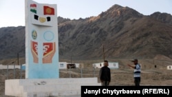 Мемориал в честь дружбы между Кыргызстаном и Таджикистаном. Мургаб. Архивное фото.