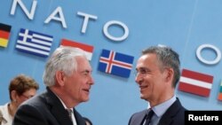 Рекс Тиллерсон жана Йенс Столтенберг. Брюссель, 31-март, 2017-жыл. 