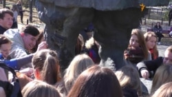 Студенти Могилянки миють пам’ятник Григорію Сковороді (відео)