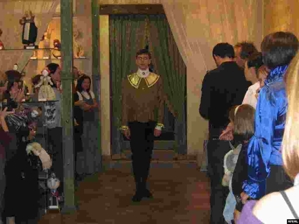 Оголошення виходу її величності Єлізавети з поштом