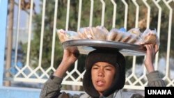 آرشیف، این کودک در مزارشریف سمبوسه می‌فروشد تا از عاید آن فامیلش را حمایت مالی کند.