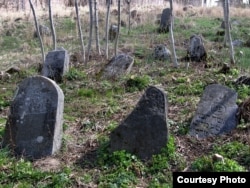 Надпісы на могільных камянях габрэі рабілі на сваёй мове. Вушачы, 2016