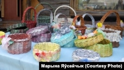 Вырабы з газэтнай паперы Сьняжаны Аўтушкі