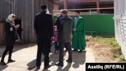 Мәчет ишегалдында