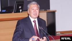 Премьер-министр Данияр Үсөнов парламентте, 2009-жылдын 21-октябры.