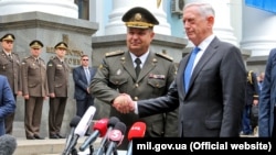 Міністр оборони України Степан Полторак (ліворуч) і керівник оборонного відомства США Джим Маттіс. Київ, 24 серпня 2017 року