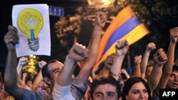 Էլեկտրաէներգիայի թանկացման դեմ բողոքի ակցիան Երևանի Բաղրամյան պողոտայում, 25-ը հունիսի, 2015թ․