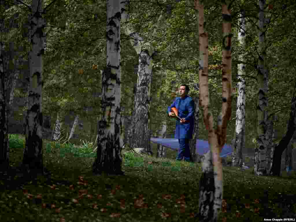 Айтыштын алдында төкмө акындар бак аралап жүрөт. Домбрачы, акын Нурмат Мансур Казакстанда радиожурналист болуп иштейт.