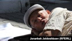 Кыргызстандык укук коргоочу Өндүрүш Токтонасыров  2012-жылы 27-августта да Бишкектеги Беларус элчилигинин алдында пикетке чыгып, расмий Минск издөөдөгү Жаныш Бакиевди Кыргызстанга өткөрүп бериши керек деген талабын билдирген. Архив. 27.8.2012.