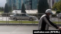 Häkimiýetler diňe bir adamlaryň hereketini däl, eýsem köçä çykmagyny hem çäklendirmek meselesine seredýärler. 