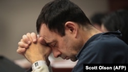 Бывший доктор американской федерации гимнастики (организация «Гимнастика США») Ларри Нассар в зале суда, 16 января 2018 года.